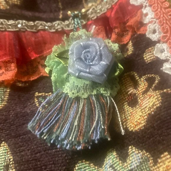 ❌❌SOLD❌❌ Vintage Grandma Carpet Bag Handmade Lace Tassels Flowers Gold Malon - Picture 4 of 16